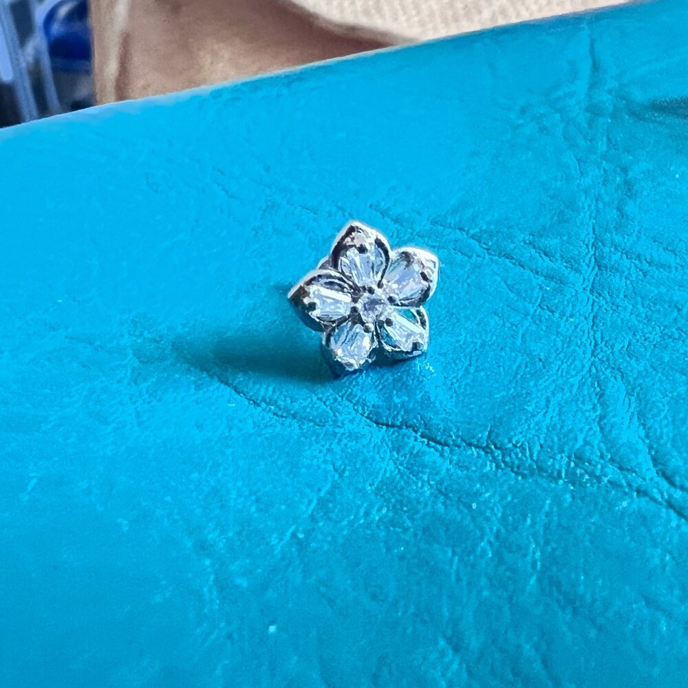 BodyArtForms Crystal and Stainless Steel Flower Threaded Earring for Piercing